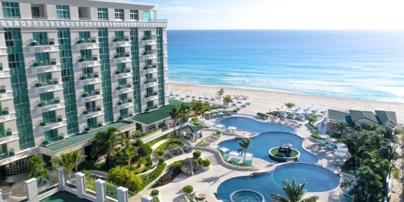 Sandos Cancún — fachada del resort